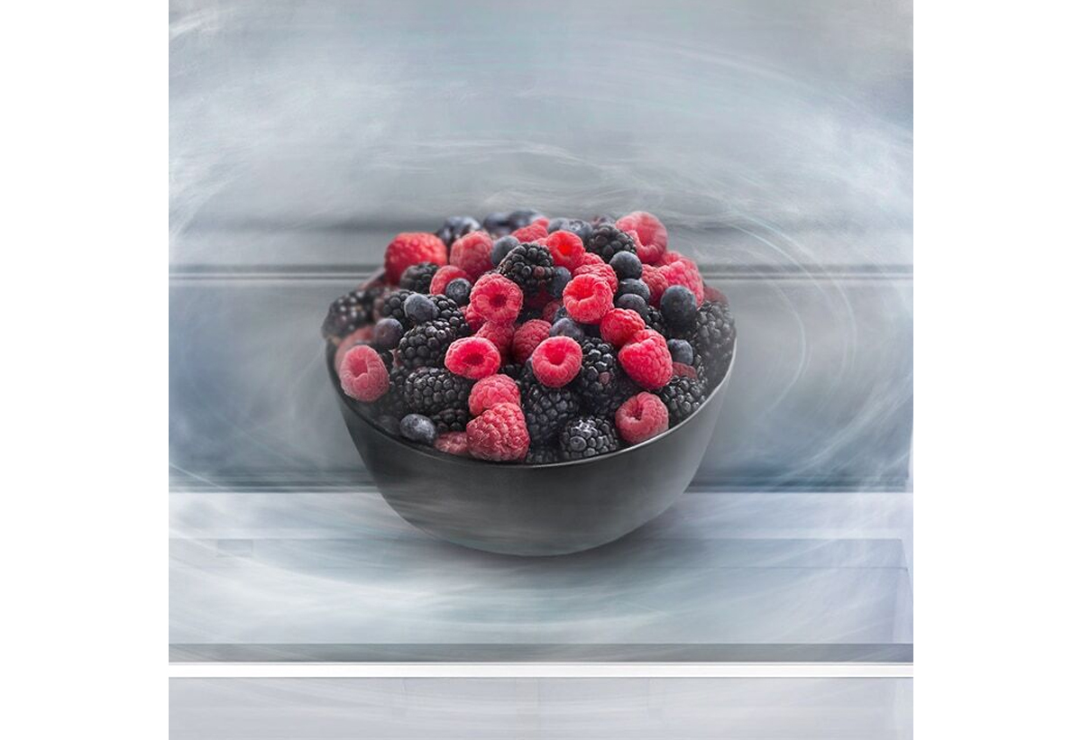 Απεικονίζεται ένα μπωλ γεμάτο φρούτα του δάσους.